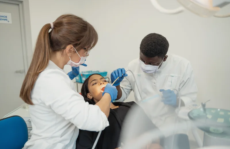Benefícios do implante dentário (imagem ilustrativa)